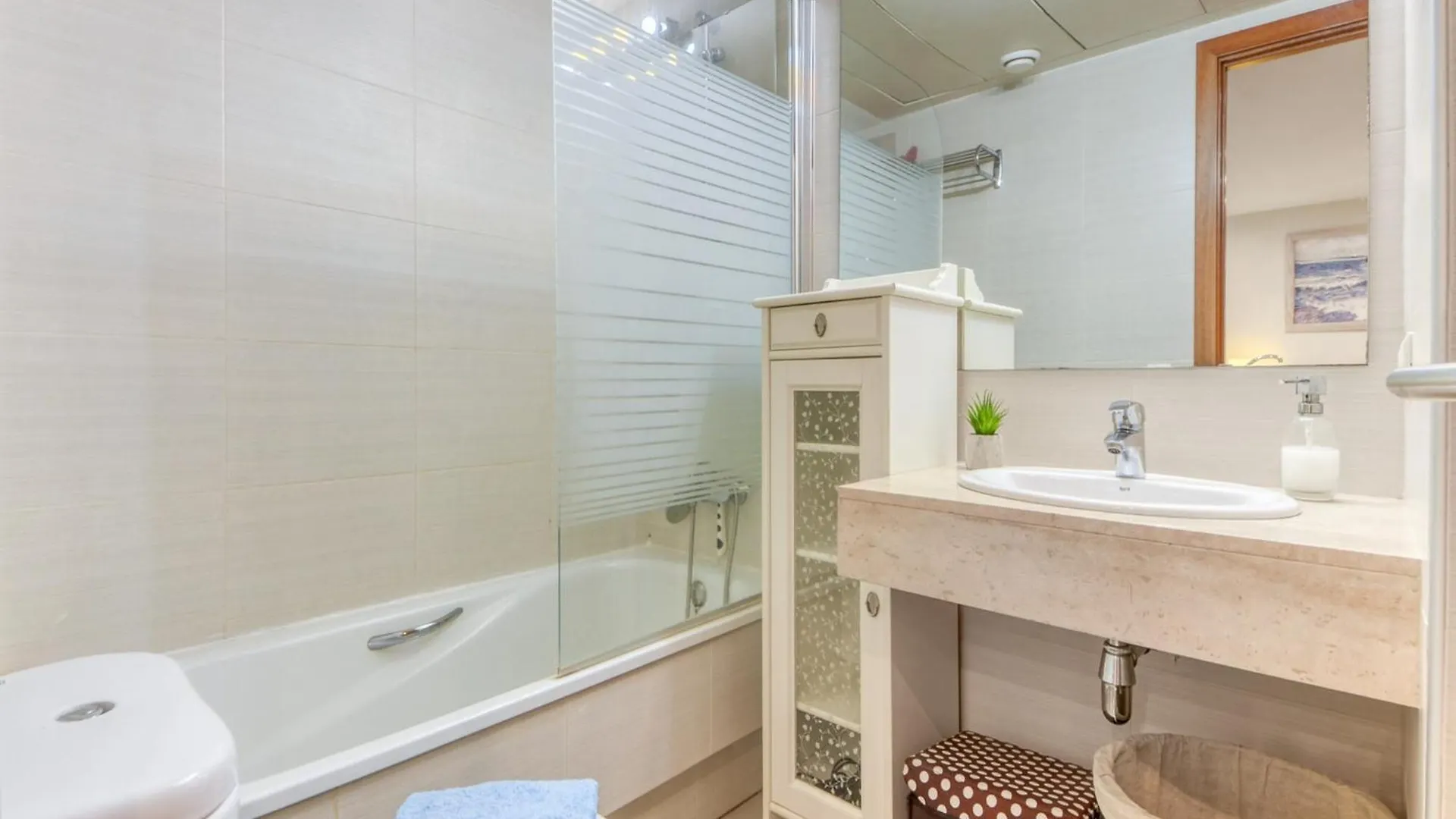 Cozy Apartment With Furniture Ρόζες