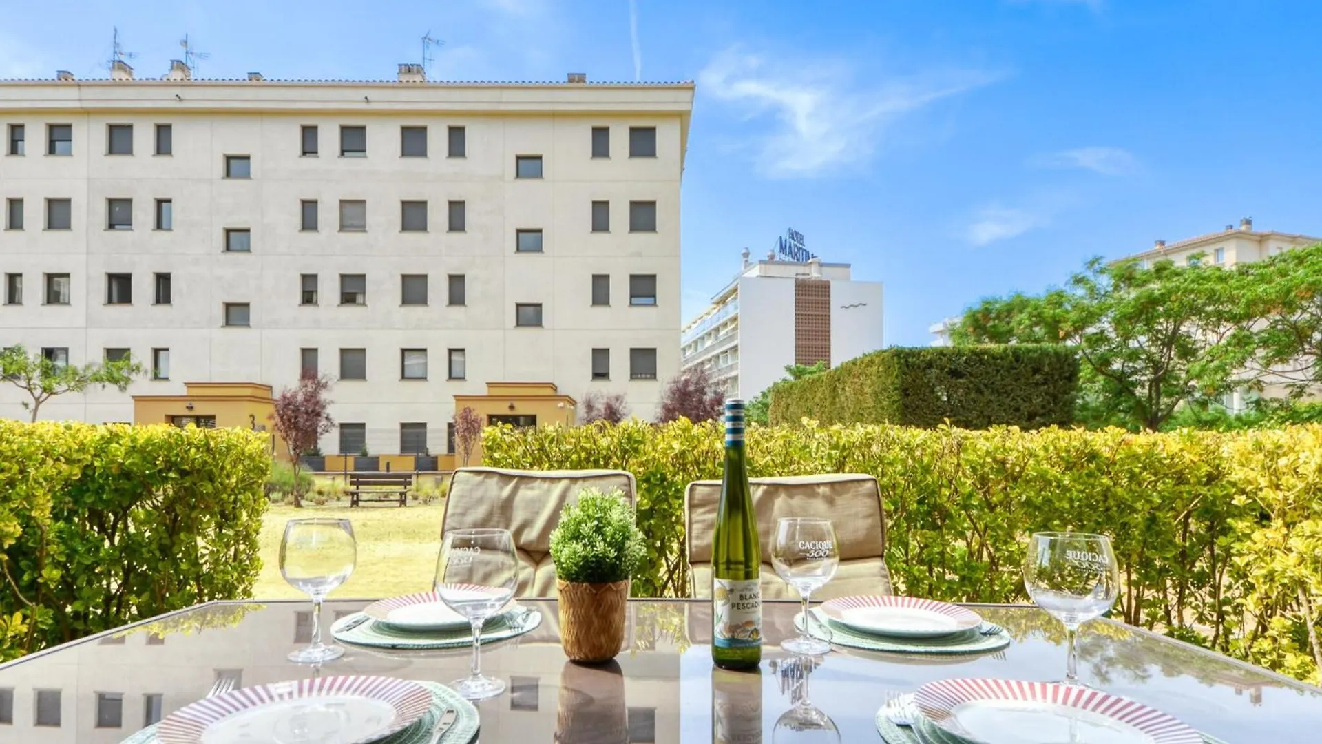 Cozy Apartment With Furniture Ρόζες